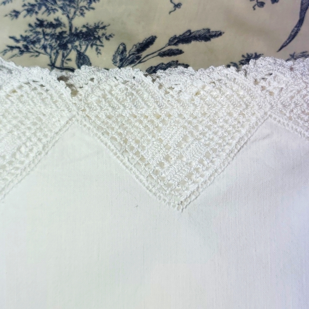 2 cotton pillow cases king size with pretty heart shaped crochet edging.